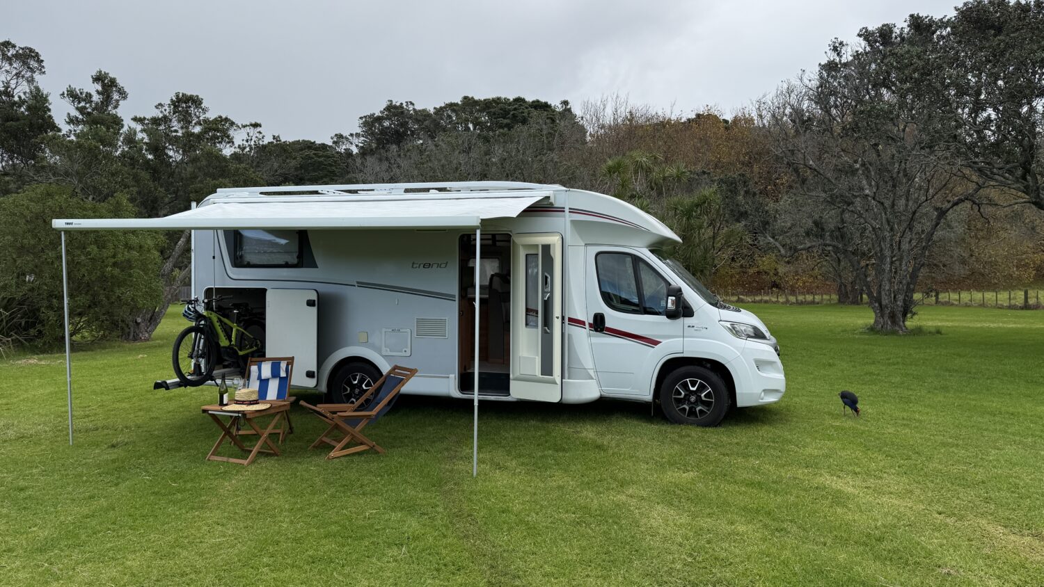 Alquiler de furgoneta camper Sammy de 4 plazas en Nueva Zelanda con portabicicletas, toldo y cama doble
