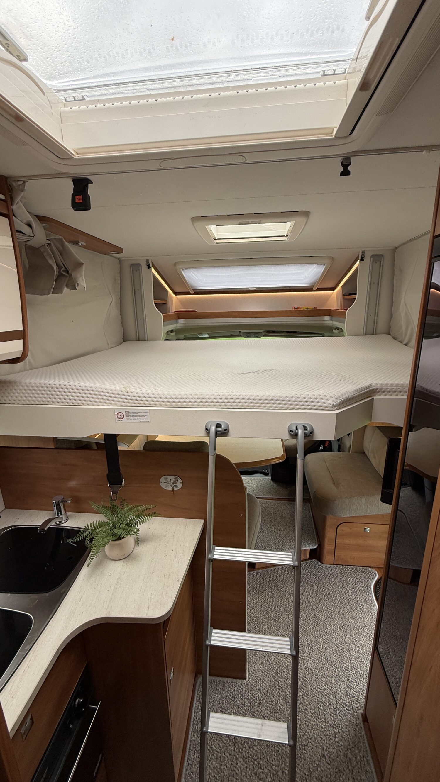 Sammy 4-Bett-Wohnmobilverleih in Neuseeland mit Fahrradträger, Markise und Doppelbett