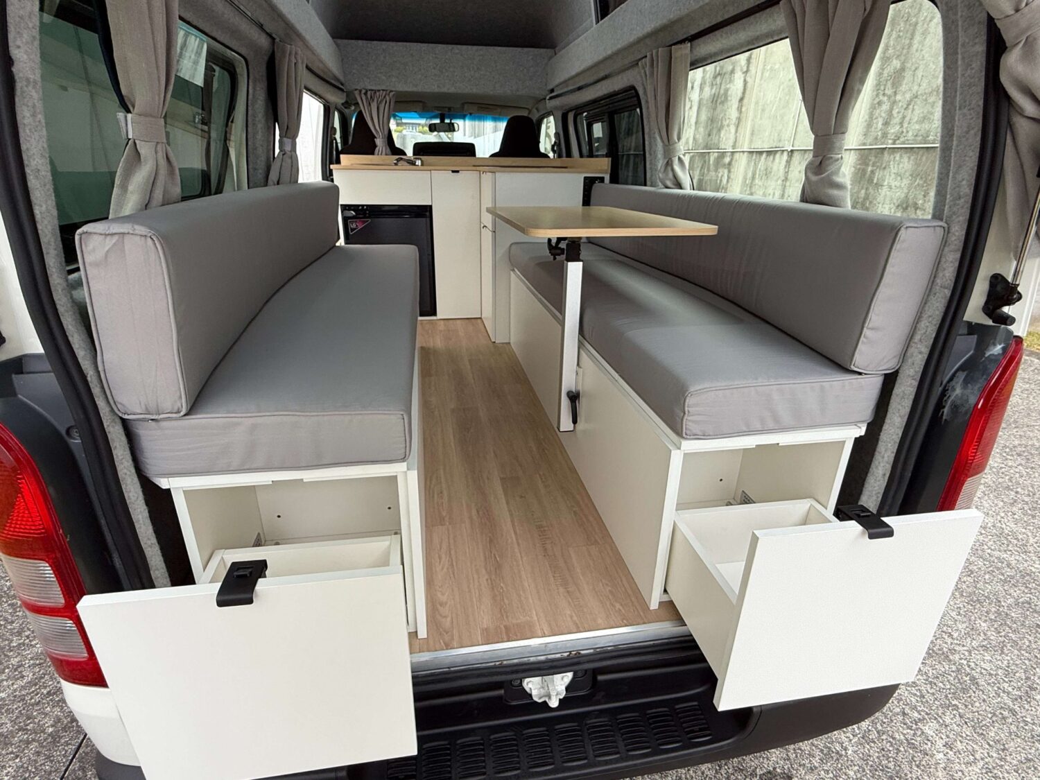 Olly Campervan Económica Hiace Hitop de Toyota de 2 plazas en alquiler desde las ubicaciones de Nomado en Auckland y Christchurch